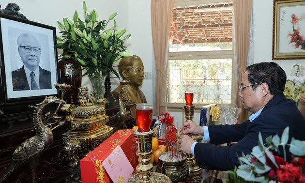 Премьер-минстр Фам Минь Тинь поздравил семьи покойных руководителей правительства в городе Хошимине с наступающим лунным новым годом 