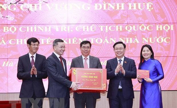 Председатель Нацсобрания Вьетнама Выонг Динь Хюэ поздравил работников Госаудита с наступившимся лунным новым годом 