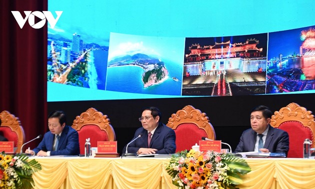 Премьер-министр Фам Минь Тинь председательствовал на конференции, посвященной реализации программы действий по развитию северной и приморской частей Центрального Вьетнама