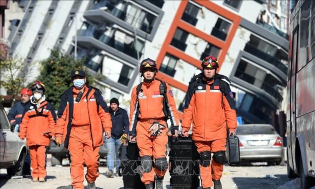 Страны мира усиливают спасательные работы в Турции и Сирии