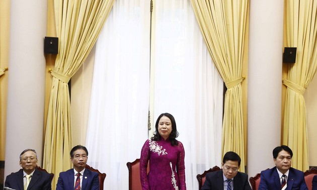 Врио президента Вьетнама вручила решение о назначении 15 новых послов 