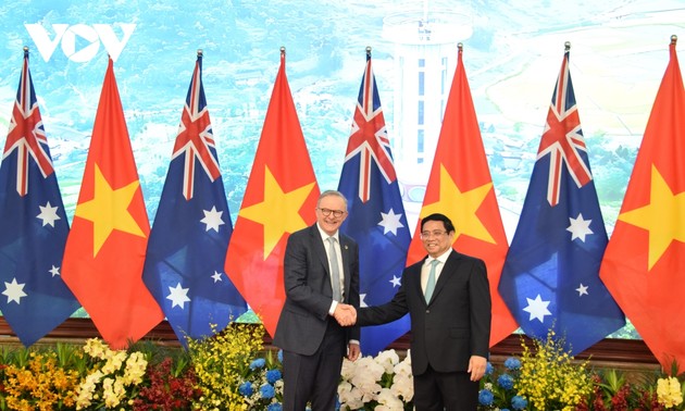 Переговоры между премьер-министром Фам Минь Тинем и австралийским коллегой Энтони Альбанезе