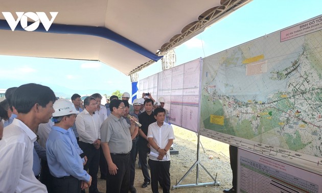 Премьер-министр Фам Минь Тинь проверил ход реализации важных транспортных проектов в провинциях Кханьхоа, Фуиен и Биньдинь   