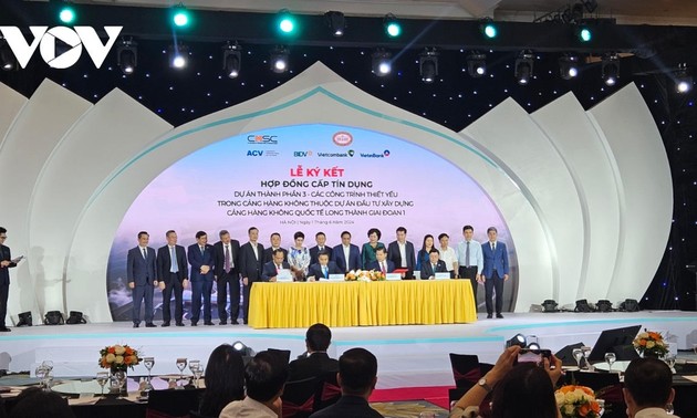 Премьер-министр Фам Минь Тинь принял участие в церемонии подписания соглашения о предоставлении кредитов на реализацию проекта строительства международного аэропорта Лонгтхань 