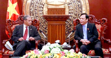越南国会副主席黄玉山会见法越友好议员小组主席德吉扬