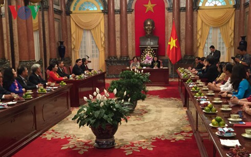 越南国家副主席邓氏玉盛会见于阿营奖学基金代表团