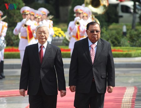 阮富仲同老挝人民革命党中央总书记、国家主席本扬•沃拉吉举行会谈
