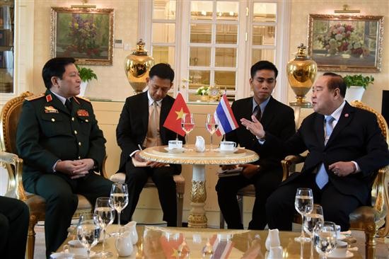 越南国防部长吴春历与东盟各国国防部长举行双边会晤