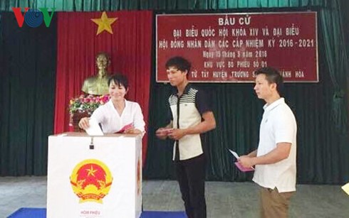 越南多个省市提前举行投票