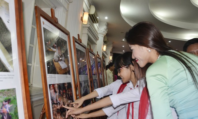 东盟共同体各国图片、新闻报道和纪录片展在越南举行