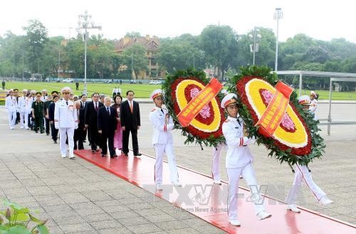 越南党和国家领导人入陵瞻仰胡志明主席遗容纪念胡主席诞辰126周年