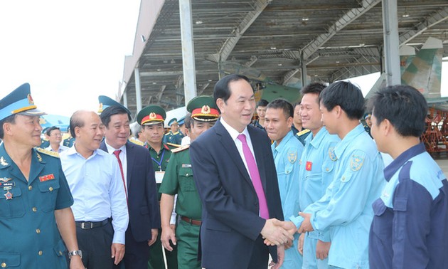 越南国家主席陈大光探望越南空军925团