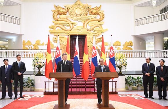 越南与斯洛伐克总理共同主持记者会