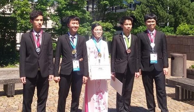 参加2016年国际物理学奥林匹克竞赛的越南队夺两枚金牌