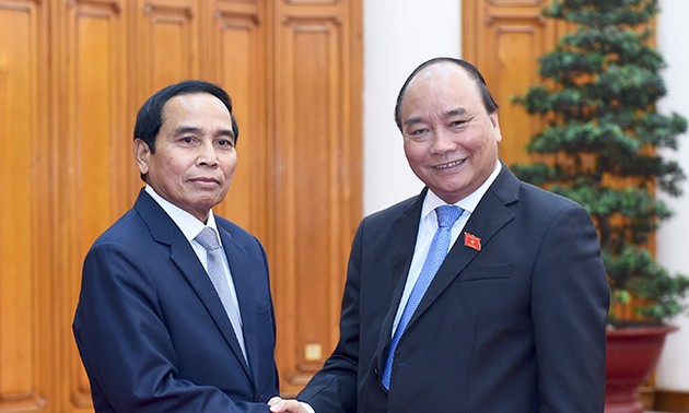 阮春福会见老挝国家监察署长本通·吉马尼
