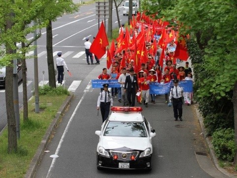 旅居日本越南人举行游行要求中国尊重国际法