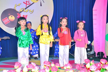 胡志明市首次举办儿童才子弹唱比赛