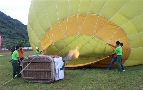 热气球首次在木州高原上飘飞