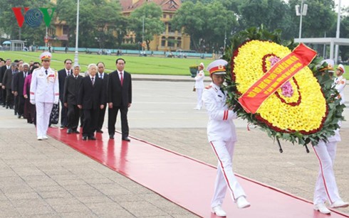 越南党政领导人入陵瞻仰胡志明主席遗容缅怀英烈