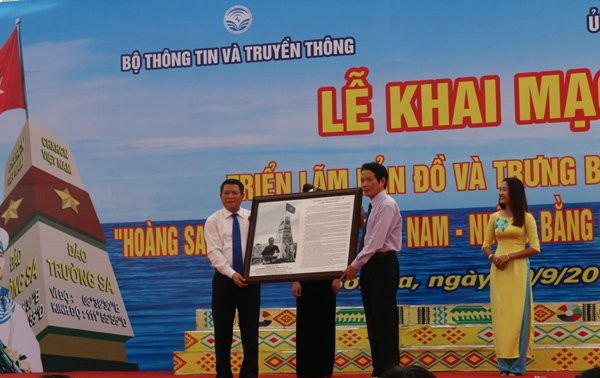 “黄沙长沙归属越南——历史和法理证据”展在山萝省举行