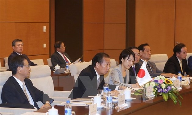 阮富仲会见日本自由民主党秘书长、日越友好议员小组主席二阶俊博