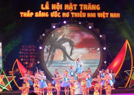 越南国家副主席邓氏玉盛出席“点燃越南儿童之梦月亮节”活动