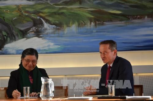 越南国会副主席丛氏放对丹麦进行访问