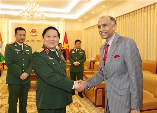 越南国防部长吴春历会见柬埔寨驻越大使布拉温洪