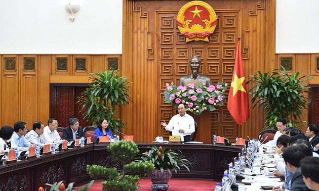 阮春福与安江省政府领导人举行座谈并出席在河内奠边坊举行的全民大团结日