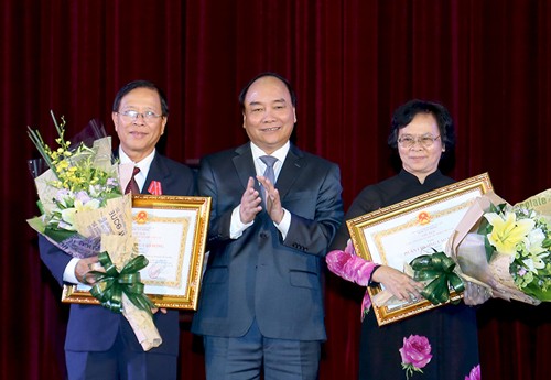 越南各地各部门举行多项活动纪念20.11越南教师节