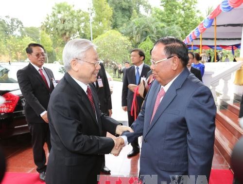 越共中央总书记阮富仲同老挝人民革命党中央总书记、国家主席本扬举行会谈