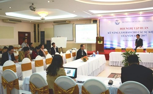 对报道2017年亚太经合组织系列会议重大事件的越南媒体记者进行技能培训