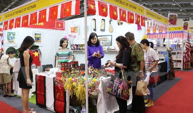 越南参加在印度尼西亚举办的国际慈善义卖会