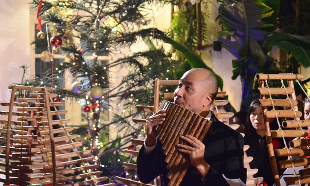 竹制乐器弹奏圣诞歌