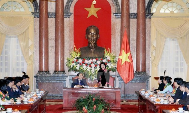 越南国家副主席邓氏玉盛：国家的未来在年轻人肩上