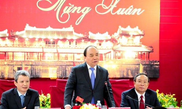 越南政府总理阮春福看望并向承天顺化省拜年