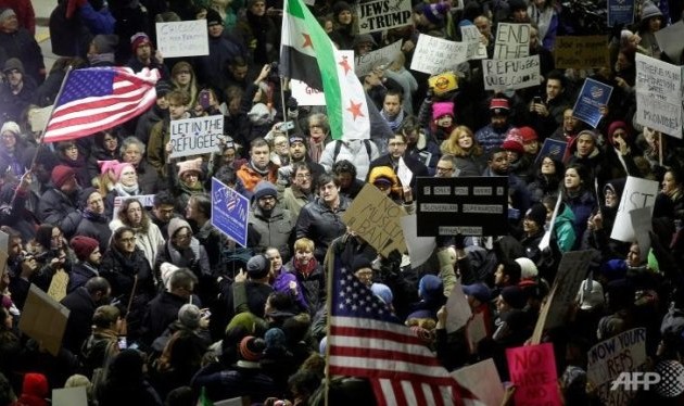 反对美国总统特朗普移民问题行政命令的示威活动在英国爆发