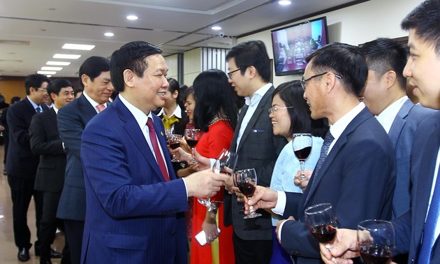 越南政府副总理王庭惠向外贸银行拜年