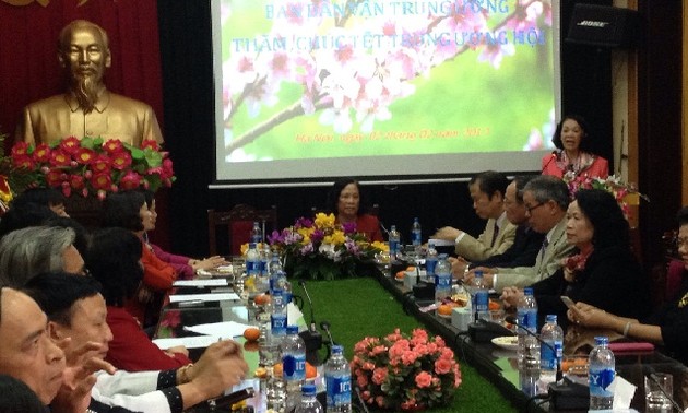 越共中央民运部部长张氏梅向越南老年人协会致以新春祝福