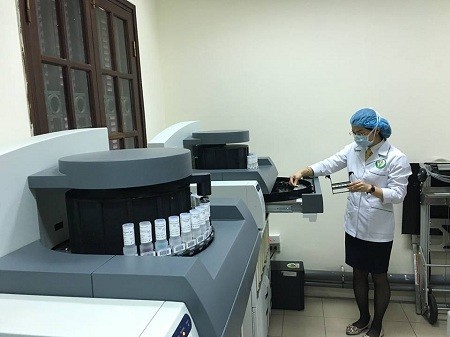越德医院启用现代化疾病自动化验机