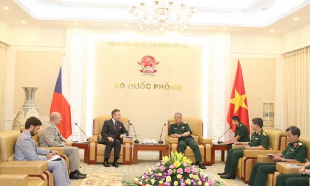 越南国防部副部长阮志咏会见捷克驻越大使格雷普尔