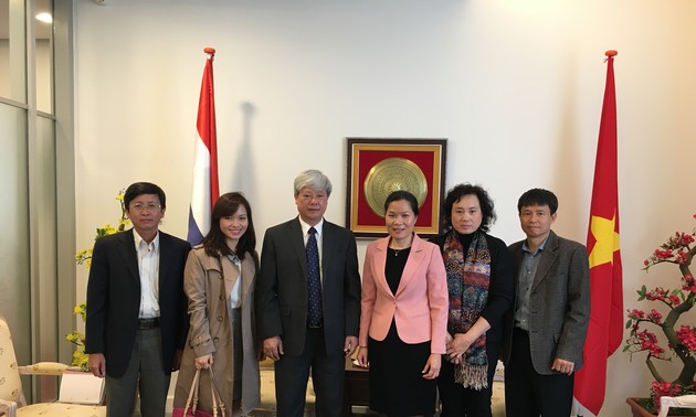 越南驻荷兰大使吴氏和会见越南共产主义杂志代表团