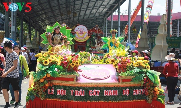 越南南部水果节开幕
