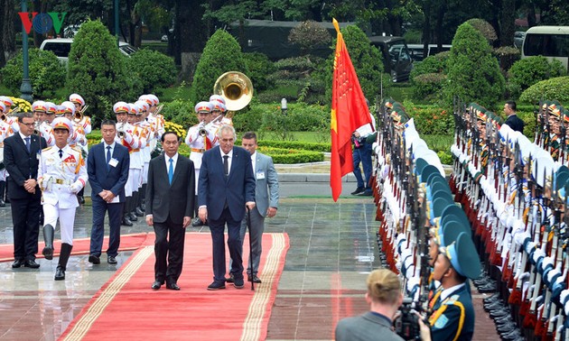 捷克总统泽曼与夫人结束对越南的国事访问