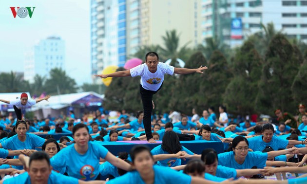 越南响应国际瑜伽日