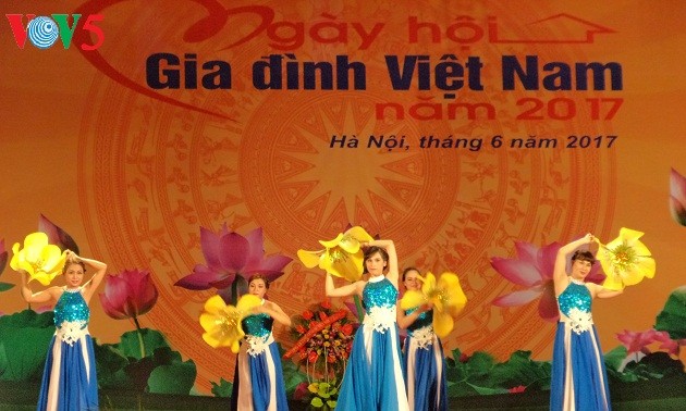 越南举行多项活动 纪念越南家庭日