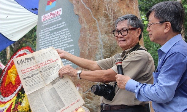 越南《解放报》纪念碑落成