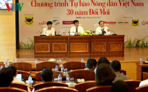 表彰革新30年间越南63名优秀农民和24名农民典型