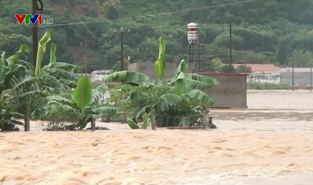 越南各地紧急克服洪灾影响