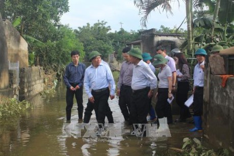 越南政府副总理范平明就防洪救灾问题与清化省领导人座谈
